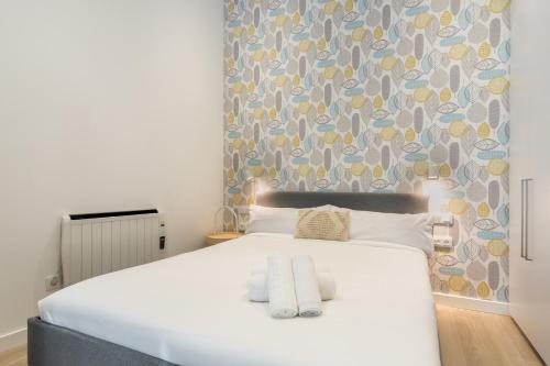 2 bedrooms 2 bathrooms- Modern and Bright- Center