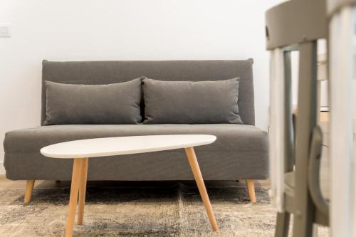 2 bedrooms 2 bathrooms- Modern and Bright- Center