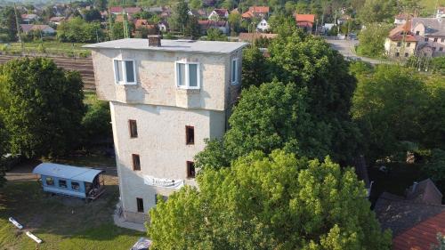 eine Luftansicht eines Gebäudes mit Bäumen und Häusern in der Unterkunft ToronySzoba in Szob