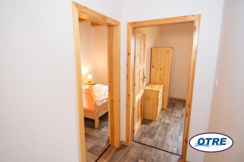 フリンブルクにあるDům Lipno 009のクローゼットとベッドルームが備わる小さな客室です。