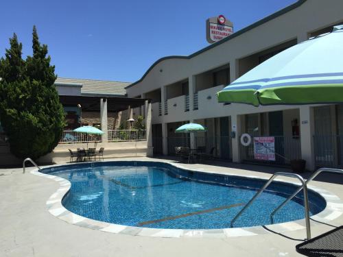 Der Swimmingpool an oder in der Nähe von Mikado Hotel