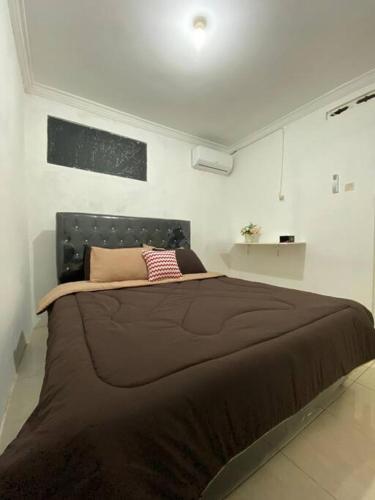 Tempat tidur dalam kamar di Rumahtata Homestay
