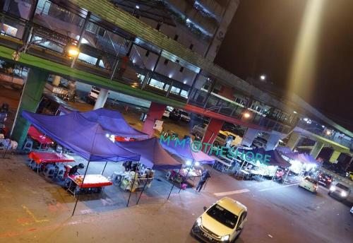 コタキナバルにあるThe Shore Kota Kinabalu with M2M2の夜間の駐車場の空中ビュー