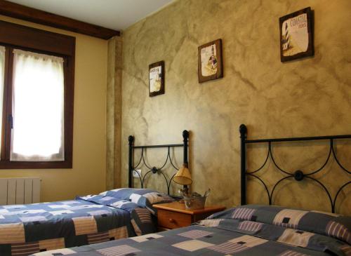 Apartamentos Rurales La Fuente房間的床