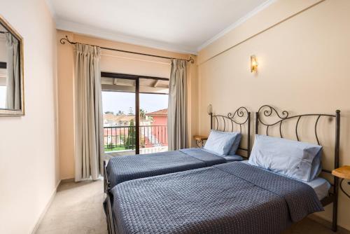Кровать или кровати в номере Marietta's Resort by Konnect, Gouvia Corfu