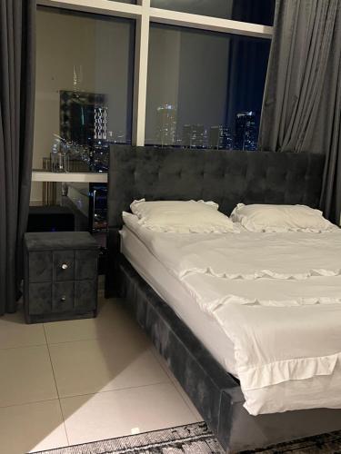 Spacious Apartment in Dubai Downtown tesisinde bir odada yatak veya yataklar