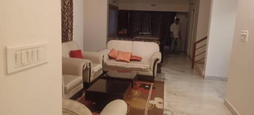 uma sala de estar com dois sofás e uma mesa em Hudson New York Amazing villa 1 em Bangalore