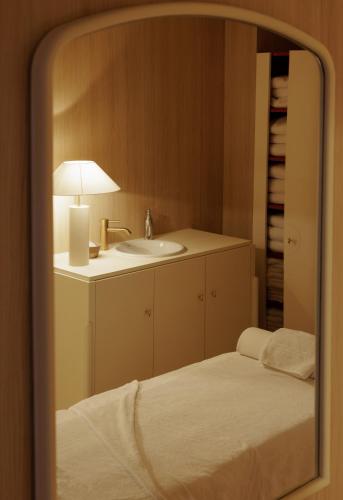 Ένα ή περισσότερα κρεβάτια σε δωμάτιο στο Cures Marines Hotel Thalasso & Spa Trouville - MGallery Collection