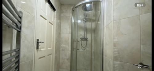 una doccia con porta in vetro in bagno di Lovely one bedroom flat in Hendon a The Hyde