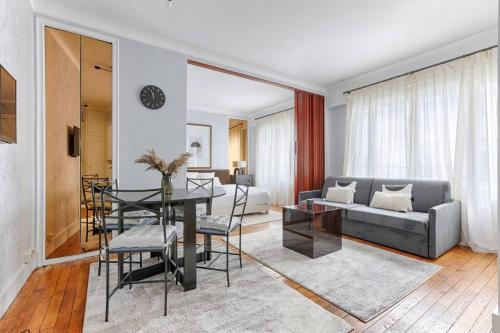 un salon avec un canapé et une table dans l'établissement Matignon Saint-Honoré : Magnifique Appartement 1BR, à Paris