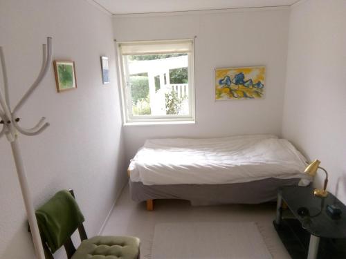 Llit o llits en una habitació de Villa med blommande trädgård, centralt Båstad