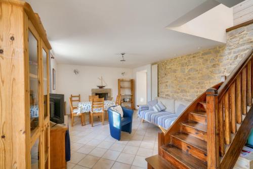 a living room with a couch and a tv at Pont L'Abbé, maison avec jardin pour 4 in Pont-lʼAbbé