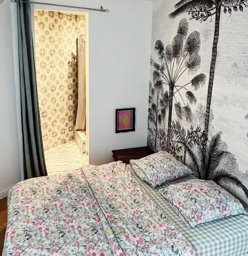 um quarto com uma cama com colcha floral em Chambre confortable chez particulier avec salle de bain privée em Nantes