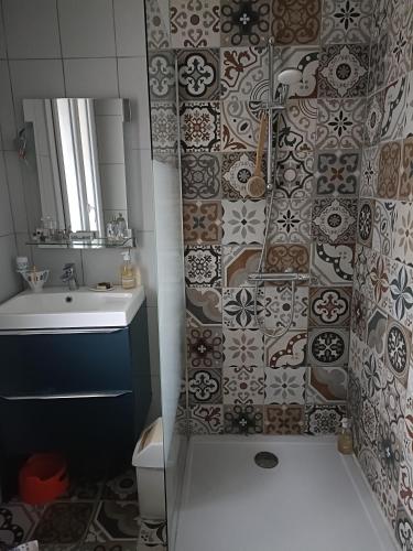 une salle de bain avec douche et lavabo dans l'établissement maison centre ville, 15km de la mer, à Challans