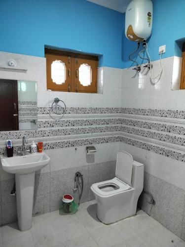 łazienka z toaletą i umywalką w obiekcie Apna Ghar, Namasvi villa, c/o Anand singh bisht w mieście Kausani