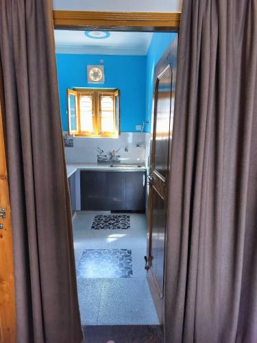 łazienka z umywalką i prysznicem z zasłoną w obiekcie Apna Ghar, Namasvi villa, c/o Anand singh bisht w mieście Kausani