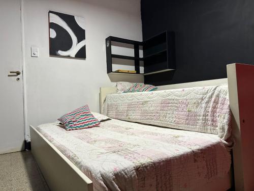 1 dormitorio con cama con edredón en Bco Santiago depto temporario en Santiago del Estero