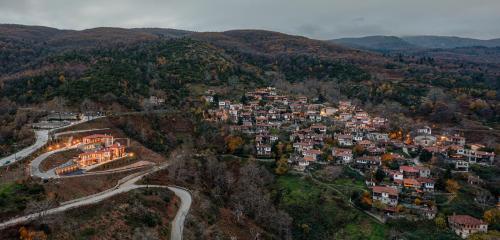 une vue aérienne sur une ville dans les montagnes dans l'établissement Unedo All Seasons Hotel, à Palaios Panteleimonas