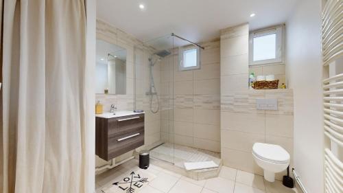 維勒班的住宿－Appartement PLEIN-CIEL，浴室配有卫生间、盥洗盆和淋浴。