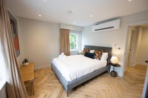 a bedroom with a large bed and a window at Modern 2 bed 2 bath Fitzrovia apartment on Charlotte Street in London
