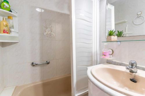 uma casa de banho com um lavatório, um WC e um chuveiro em rentafive Nuevo AA Admite Perros Barbacoa em Santa Pola