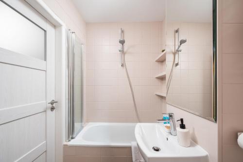 Koupelna v ubytování 9th Floor City View Apartment by BookingHost