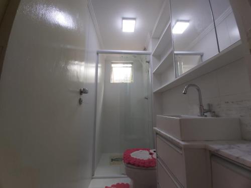 Apartamento Aconchegante في فوز دو إيغواسو: حمام مع دش ومغسلة ومرحاض