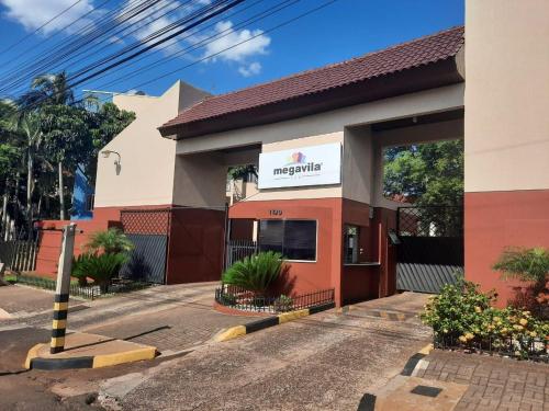 - un restaurant mexicain avec un panneau sur le bâtiment dans l'établissement Apartamento Aconchegante, à Foz do Iguaçu