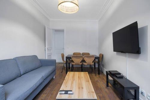 un salon avec un canapé et une table avec des chaises dans l'établissement Appart 6Pers #3 bedrooms #2 Bathrooms#Paris 17ème, à Paris