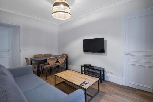 un salon avec un canapé et une table dans l'établissement Appart 6Pers #3 bedrooms #2 Bathrooms#Paris 17ème, à Paris