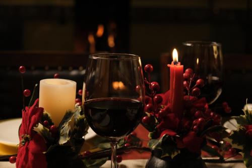 una mesa con una copa de vino y una vela en Le Cedrus Hotel, en Al Arz