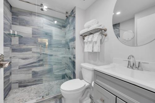 Ein Badezimmer in der Unterkunft Bayfront Inn 5th Avenue