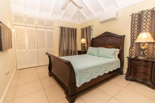 a bedroom with a bed and a dresser in a room at DreamVilla Richmond Estates in Priory