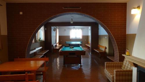 un arco en una habitación con mesa de billar en Pokoje Gościnne Murowanica, en Murzasichle