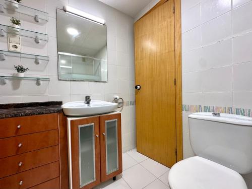 サロウにあるBOOK ATALAYA MAR SALOUのバスルーム(洗面台、トイレ、鏡付)