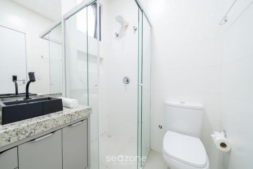 Koupelna v ubytování Belo apto com churrasqueira 100m da praia BLN0802