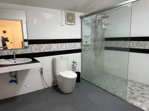 y baño con ducha, aseo y lavamanos. en Pimmada@Khao Yai, en Ban Khanong Phra Klang (1)