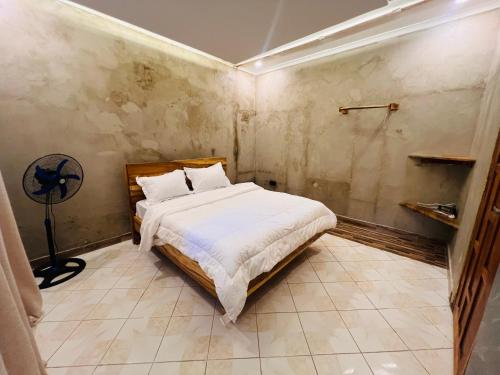 阿魯沙的住宿－City Retreat 8-8，一间带一张床和风扇的小卧室