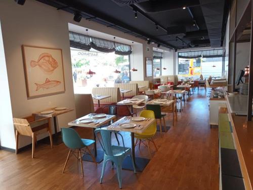 a restaurant with tables and chairs in a room at Internacional Design Hotel in Lisbon