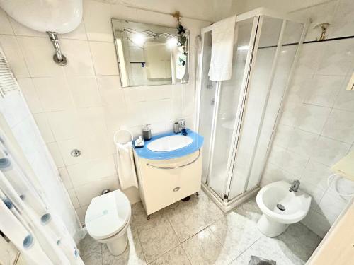 ein Bad mit einem Waschbecken, einer Dusche und einem WC in der Unterkunft Antico Borgo in Gaeta