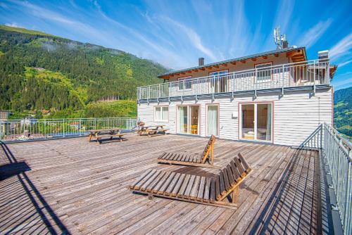 a large deck with benches on top of a building at Panorama Spa Lodges DAS.SCHILLER in Bad Gastein