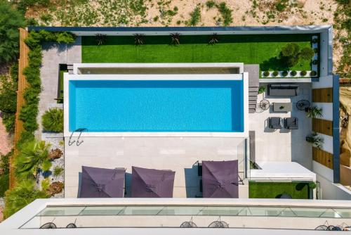 Tầm nhìn ra hồ bơi gần/tại Luxury TABOO Villa & Spa in Medulin for 8 people with heated pool- wellness & sea view