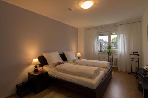 une chambre avec deux lits et une fenêtre dans l'établissement Ferienwohnung 'zimmer Frei', à Gelsenkirchen