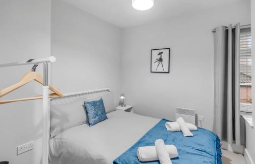 een witte slaapkamer met een bed met handdoeken erop bij *NEW* 2 bed apartment on Ber St Norwich in Norwich