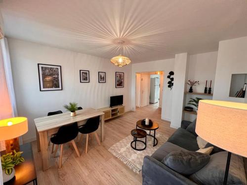 un salon avec un canapé et une table dans l'établissement L'horizon Cathare - Sublime vue Cité Médiévale, à Carcassonne