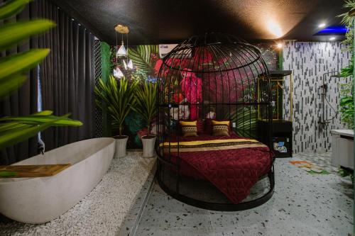 Zimmer mit einem Bett in einem Käfig mit einer Badewanne in der Unterkunft Sky Star Hotel in Cần Thơ