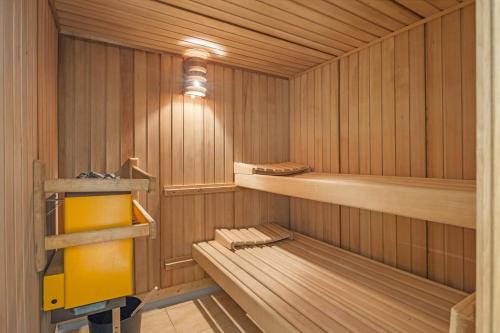 un sauna vide avec des boiseries et une lumière dans l'établissement Villa Bucks near Poreč for 20 persons with Sea View, Whirlpool, Sauna & Fitness, à Višnjan