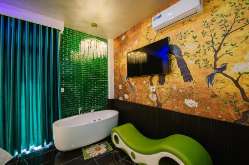 ein Badezimmer mit einer Badewanne und einem TV an der Wand in der Unterkunft Sky Star Hotel in Cần Thơ