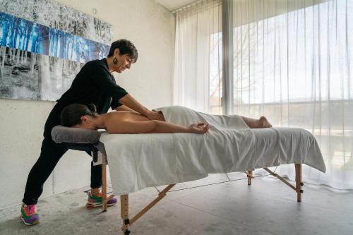 a man in a bed being treated by at Le Pavillon M, Piscine et Spa au pied du château, Petit-Déjeuner inclus, Parking privé in Grignan