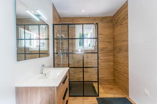 ein Badezimmer mit Waschbecken und Glasdusche in der Unterkunft Casa Chatsee in Torrox
